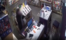 A sustras de pe tejghea telefonul vânzătoarei iar acum riscă până la 4 ani de închisoare
